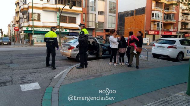 La policía local da el alto al vehículo en el que viajaban ocho personas