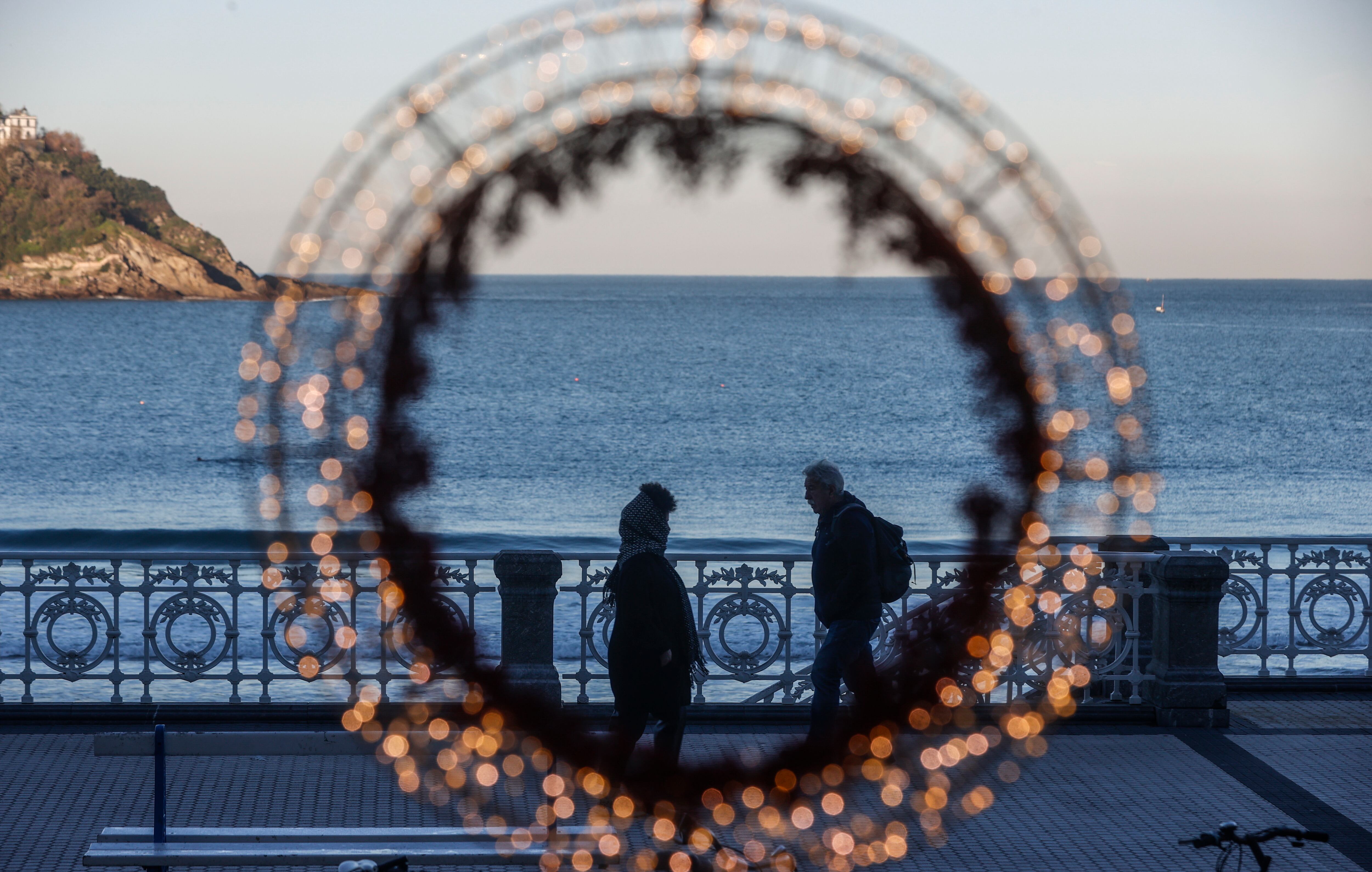 Vista de la playa de La Concha, en San Sebastián, donde se prevén, como en el resto de España, cielos anticiclónicos, al menos durante los primeros días de la Navidad