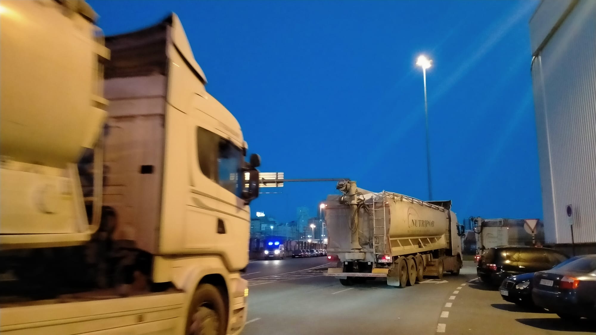 Salida del puerto de A Coruña de camiones con cereales