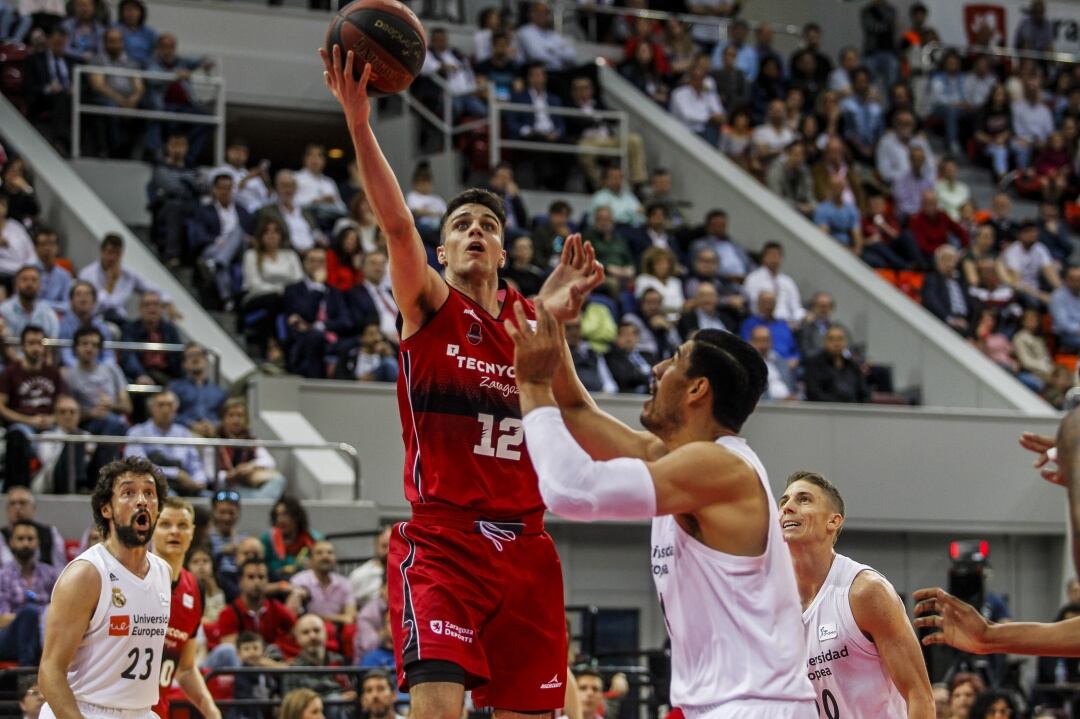 Carlos Alocén entra a canasta ante Gustavo Ayón