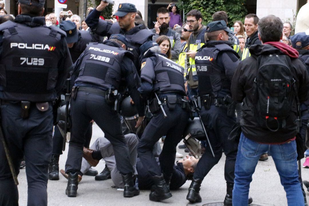 Un policia carregant l&#039;1 d&#039;Octubre a Girona