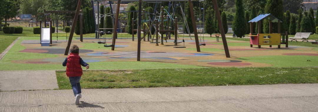 NIño corriendo hacia un parque de Culleredo