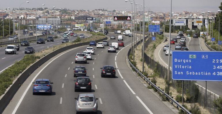 Vista del estado de la circulación en el kilómetro 14 de la A-1, sentido salida de Madrid, en el inicio de la operación salida.