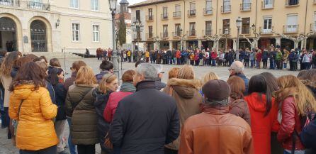 Público que ha acudido a la Plaza Mayor para participar como figurantes del spot de Shine Iberia