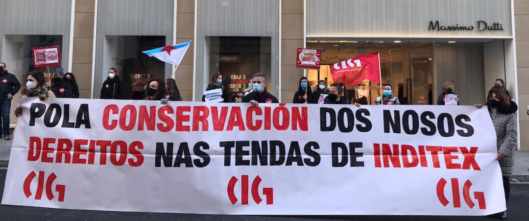 Concentración frente a Massimo Dutti en A Coruña