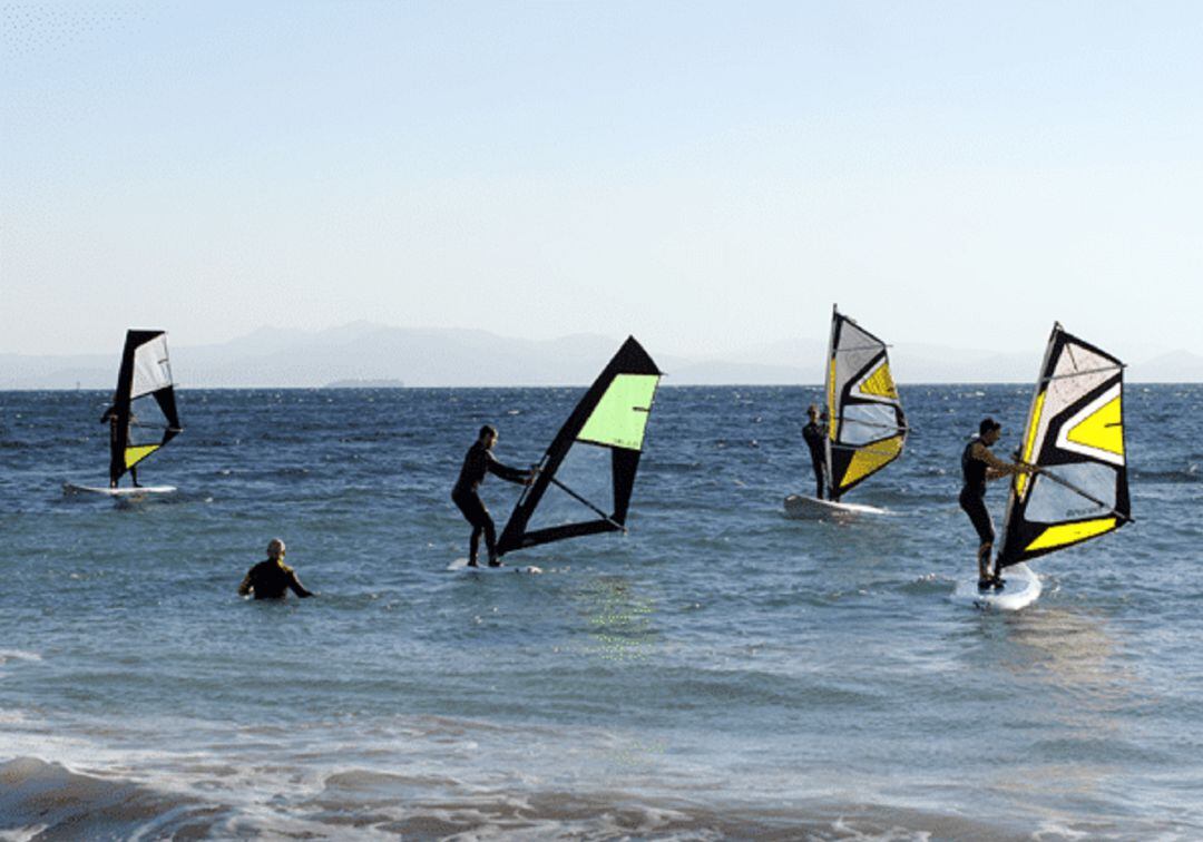 Windsurfistas se ejercitan en Tarifa.
