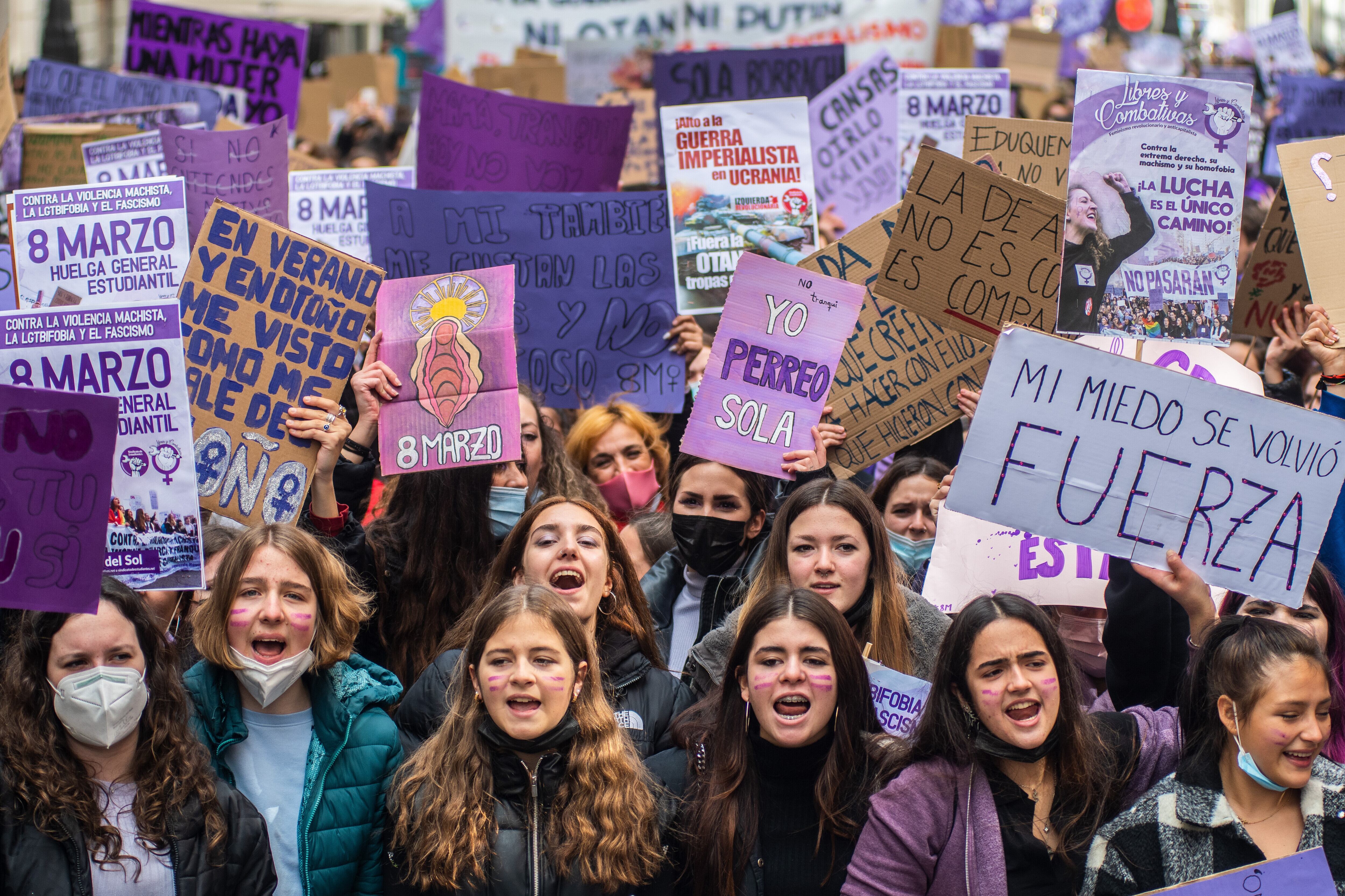 Mujeres sosteniendo pancartas en la manifestación 8-M de Madrid