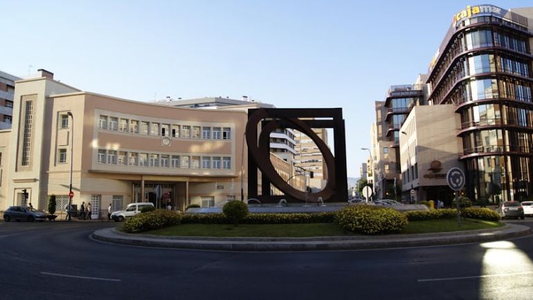 Sede central del Grupo Cooperativo Cajamar en Almería, a la derecha.