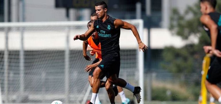 Cristiano Ronaldo durante el primer entrenamiento del Real Madrid.