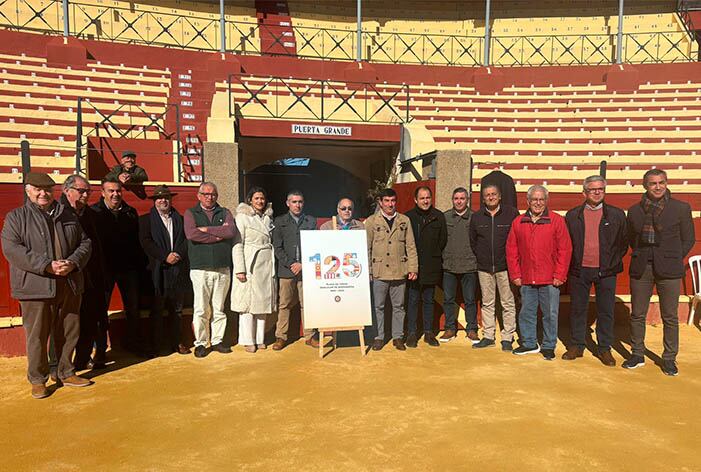 Miembros de la comisión organizadora del 125 aniversario de la plaza de toros de Sanlúcar de Barrameda