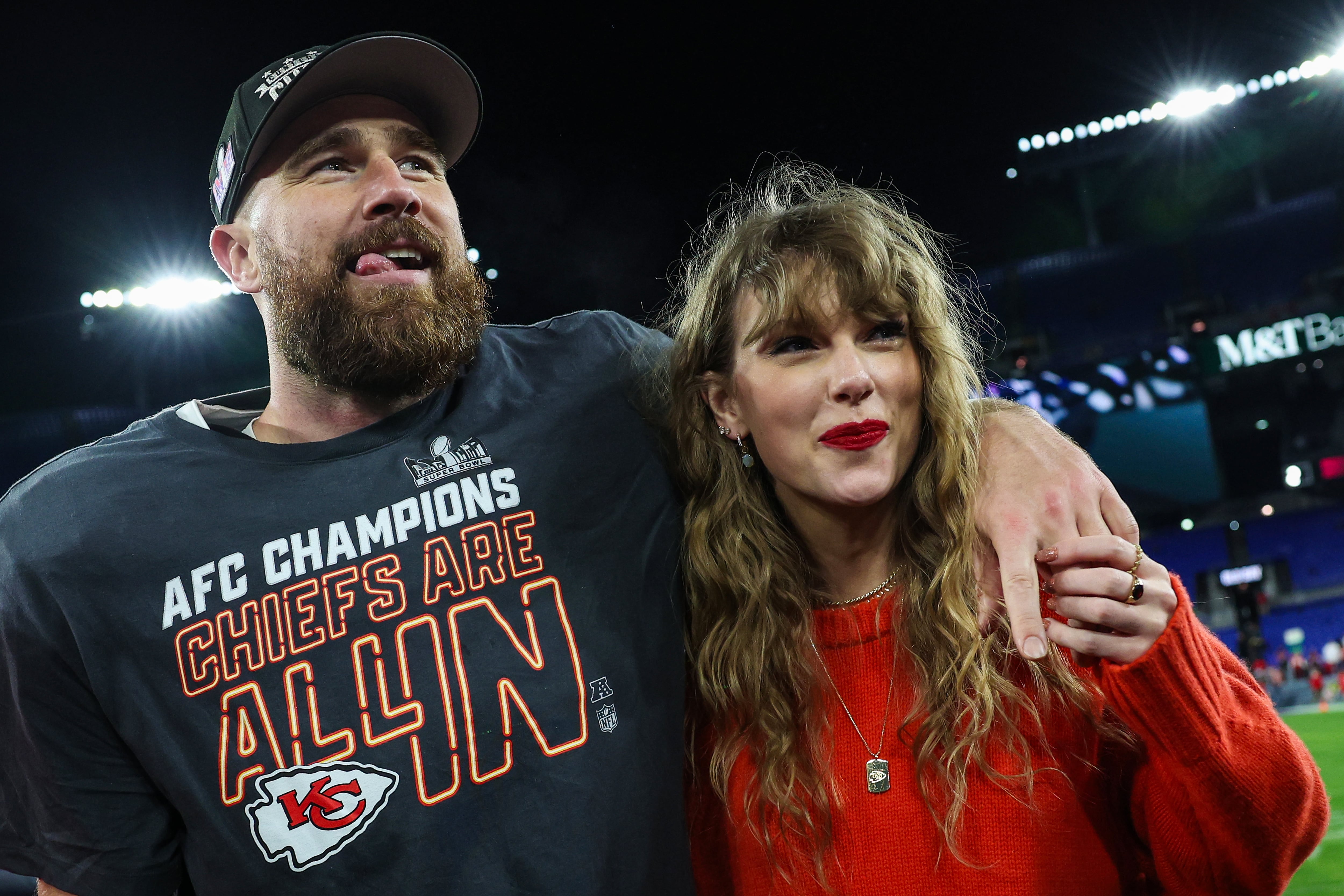 Travis Kelce celebrando una victoria de los Kansas City Chiefs junto a su pareja, Taylor Swift. Archivo.