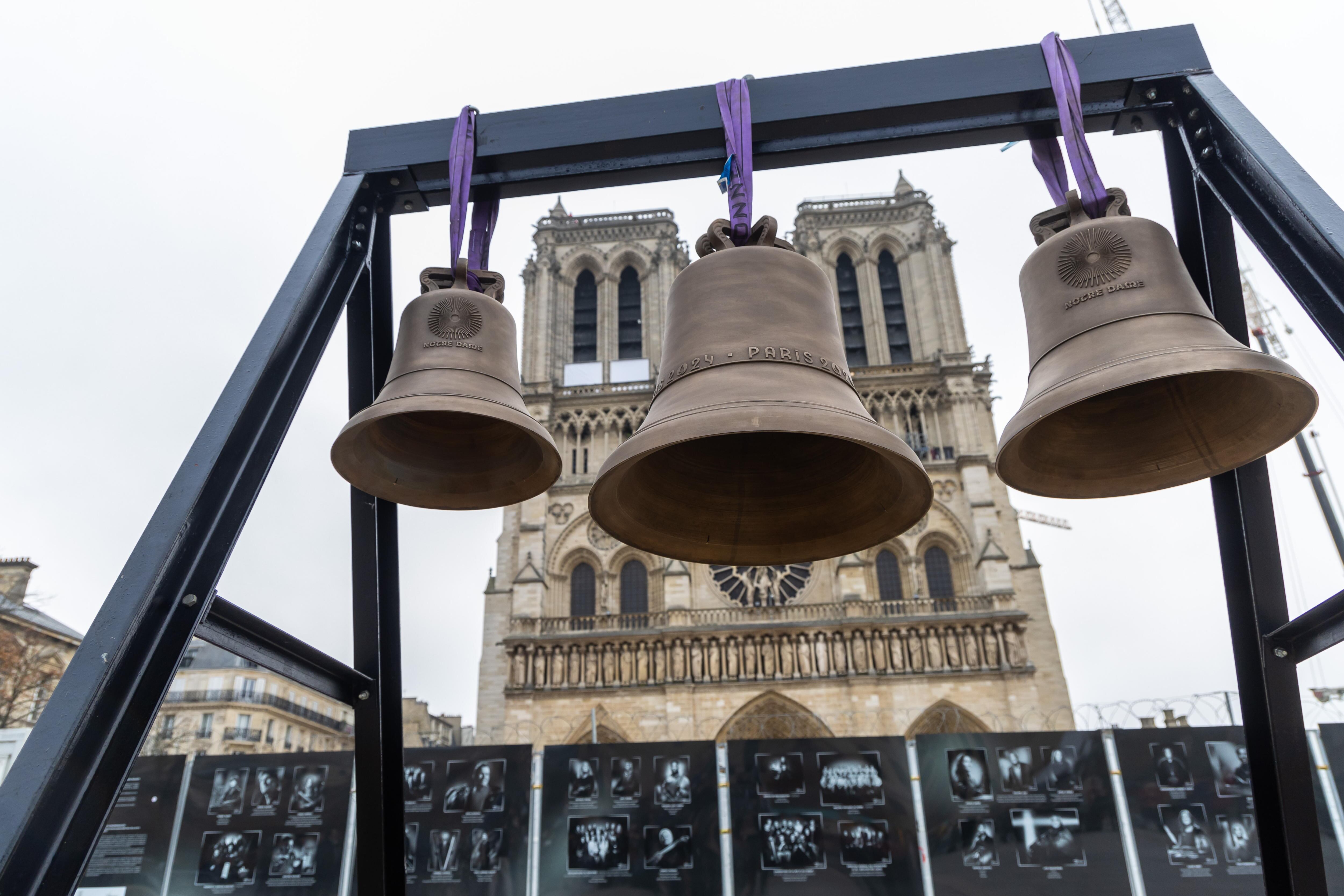 Paris (France), 07/11/2024.- View of the bell donated by Paris 2024 Olympic Games Organizing Committee (COJO), rung by Olympic medalists during the Paris Games, for its installation in Notre-Dame Cathedral, ahead of the monument&#039;s forthcoming reopening after a massive fire and five years of rebuilding efforts, in Paris, France, 07 November 2024. The engraved &#039;Paris 2024&#039; bell will be installed alongside two other bells in one of the monument&#039;s towers. (Francia) EFE/EPA/CHRISTOPHE PETIT TESSON
