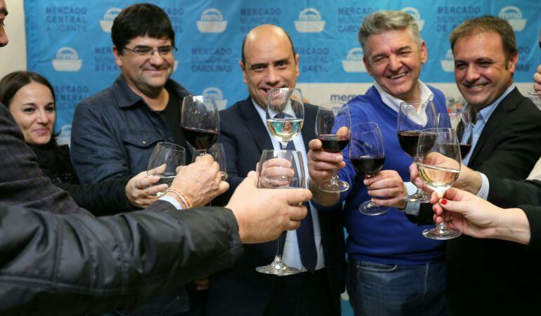 Echávarri, Bellido y Pavón brindan en el Mercado Central