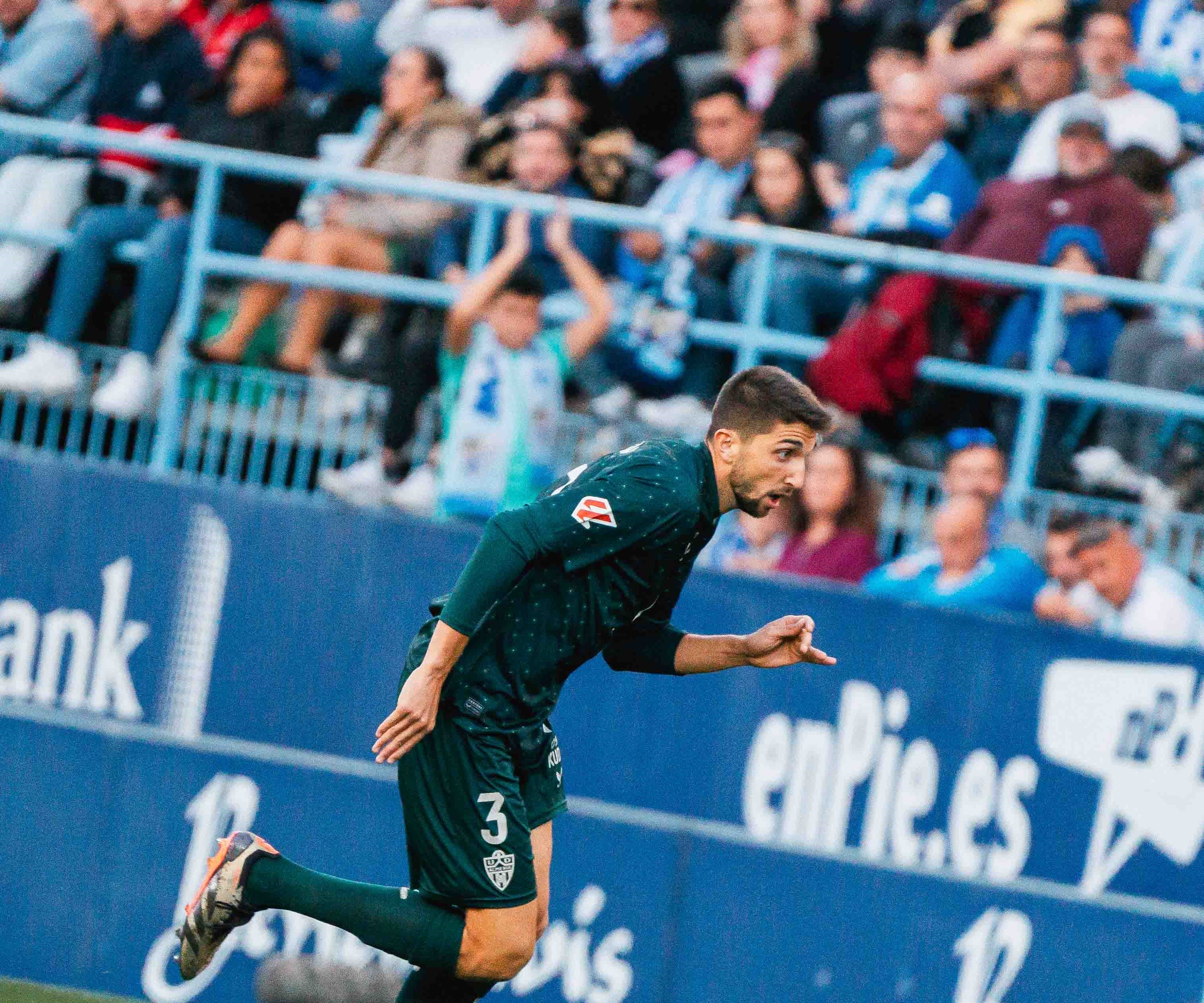 Édgar en una de las jugadas del partido en La Rosaleda ante el Málaga.