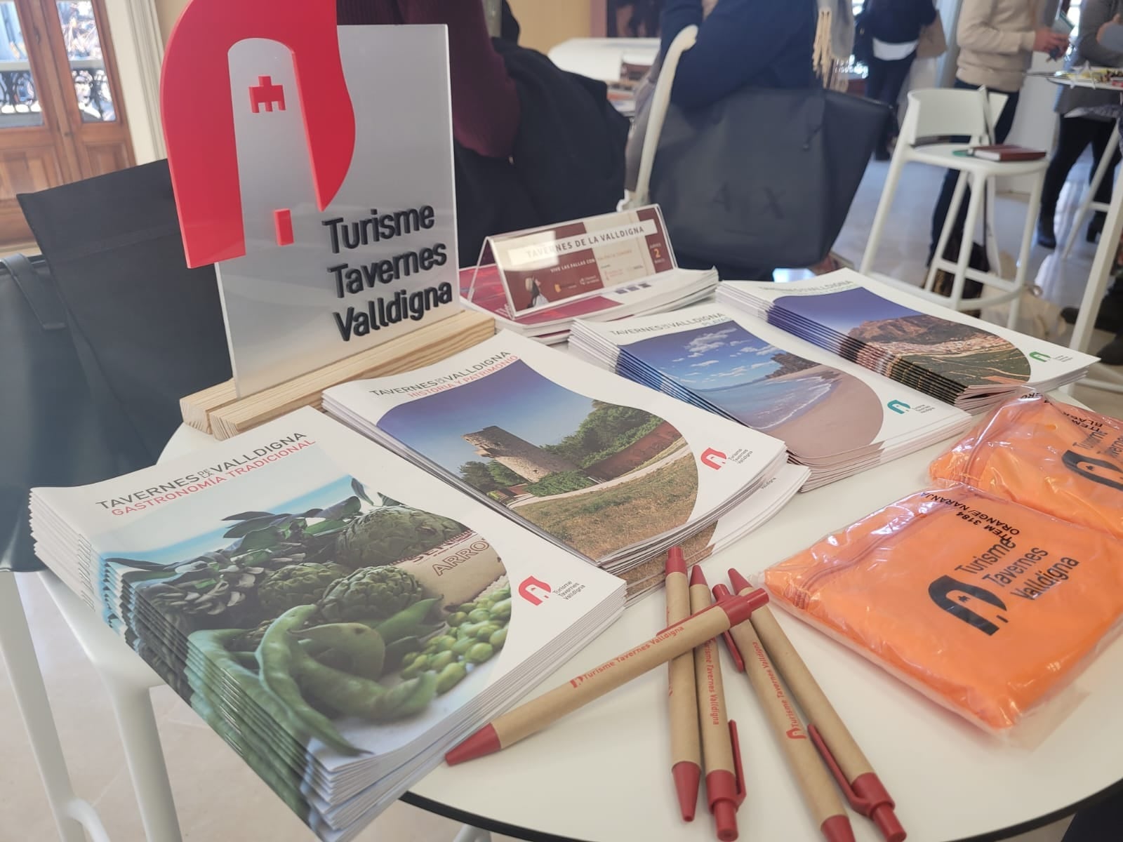 Material promocional de Tavernes de la Valldigna en el ‘workshop’ Vive las Fallas con València Turisme.