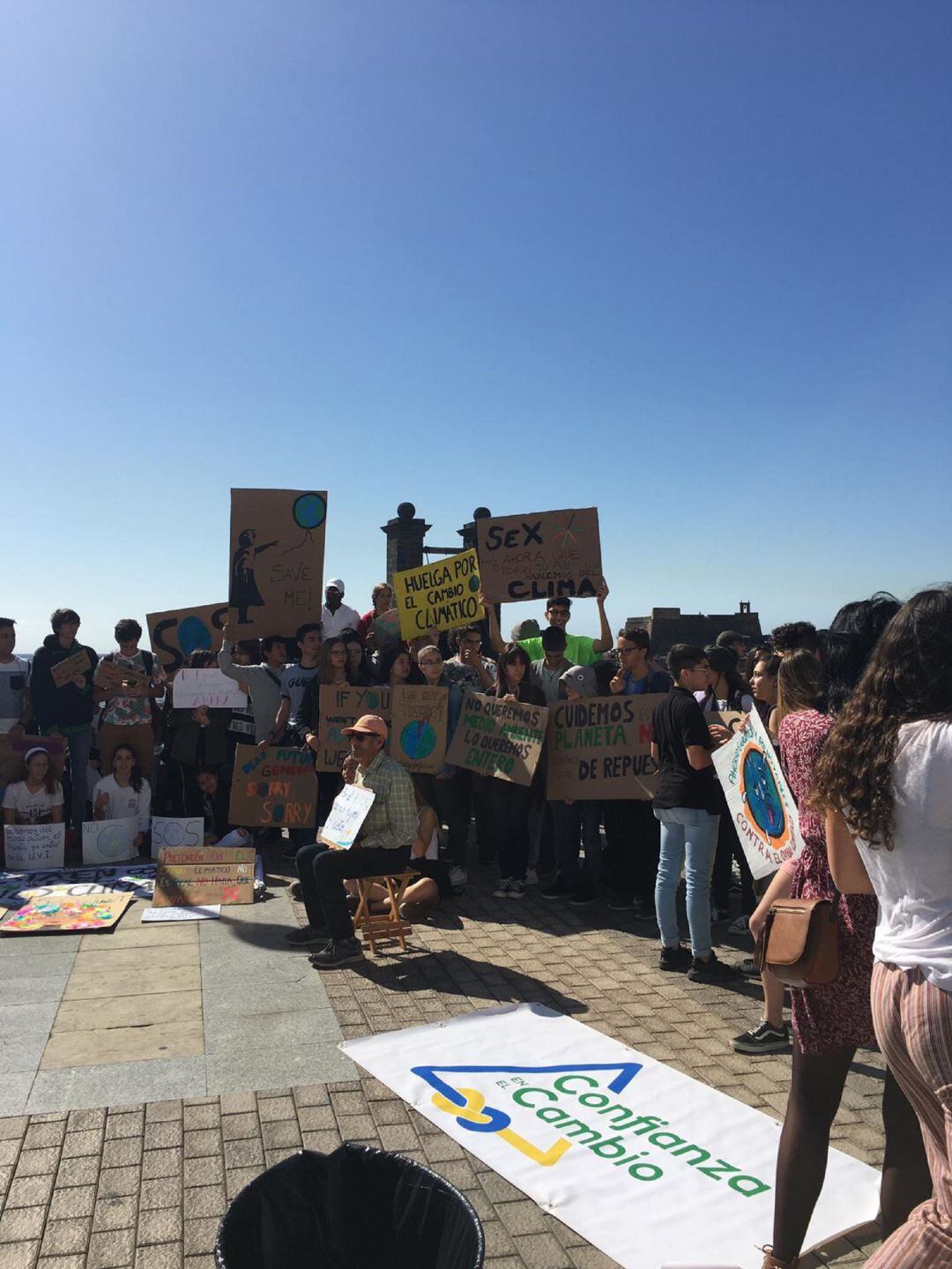 Los estudiantes lanzaroteños concentrados en el Puente de Las Bolas, en Arrecife.