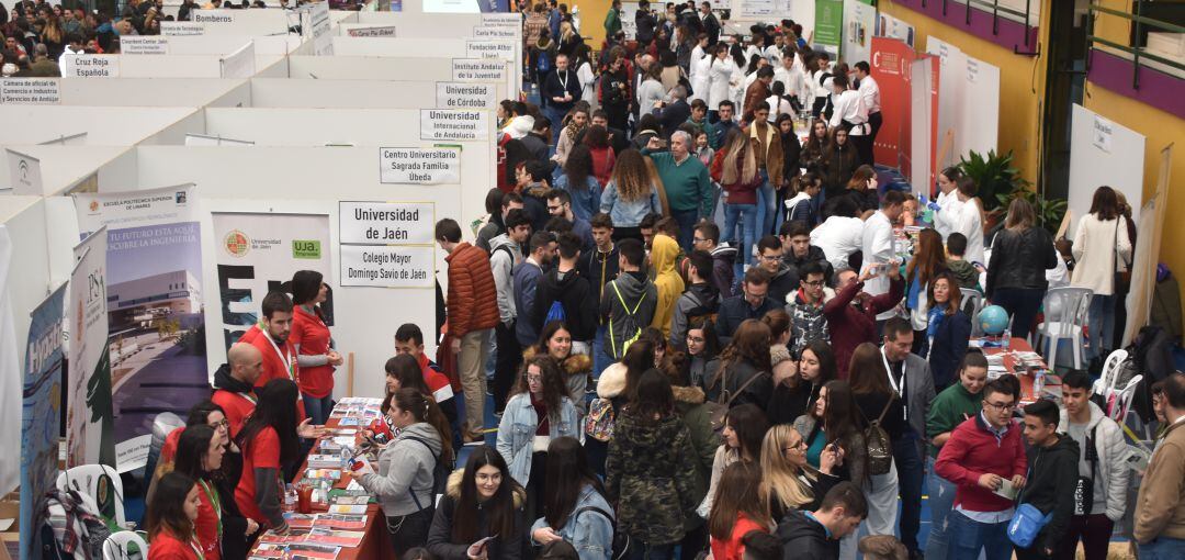 Asistentes a la IV edición del Salón del Estudiante de Marmolejo.