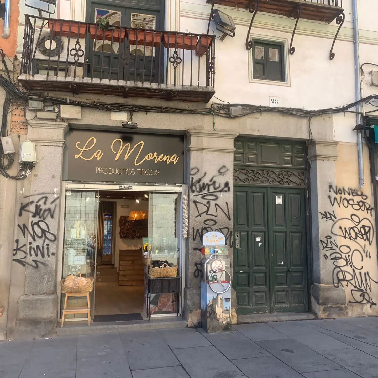 Varias fachadas de la calle Real de Segovia han sufrido pintadas