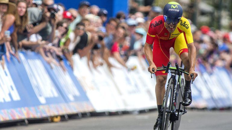 JPX38. RICHMOND (EE.UU), 23/09/2015.- El ciclista español Jonathan Castroviejo pedalea para llegar a la meta hoy, miércoles 23 de septiembre de 2015, durante la prueba contrarreloj individual elite masculina del Campeonato Mundial de Ciclismo 2015, que se disputa en Richmond, Virginia (Estados Unidos). Castroviejo ocupó el cuarto lugar. EFE/SHAWN THEW