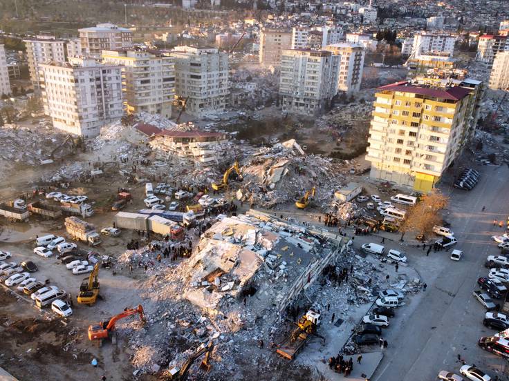 Vista aérea de los escombros en Kahramanmaras, al sureste de Turquía. Foto ABIR SULTAN/EFE