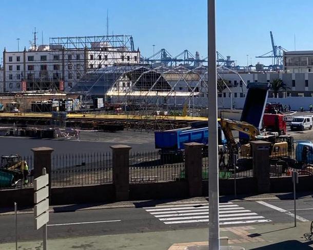 Instalación de carpas en el recinto del Carnaval 2024 de Las Palmas de Gran Canaria