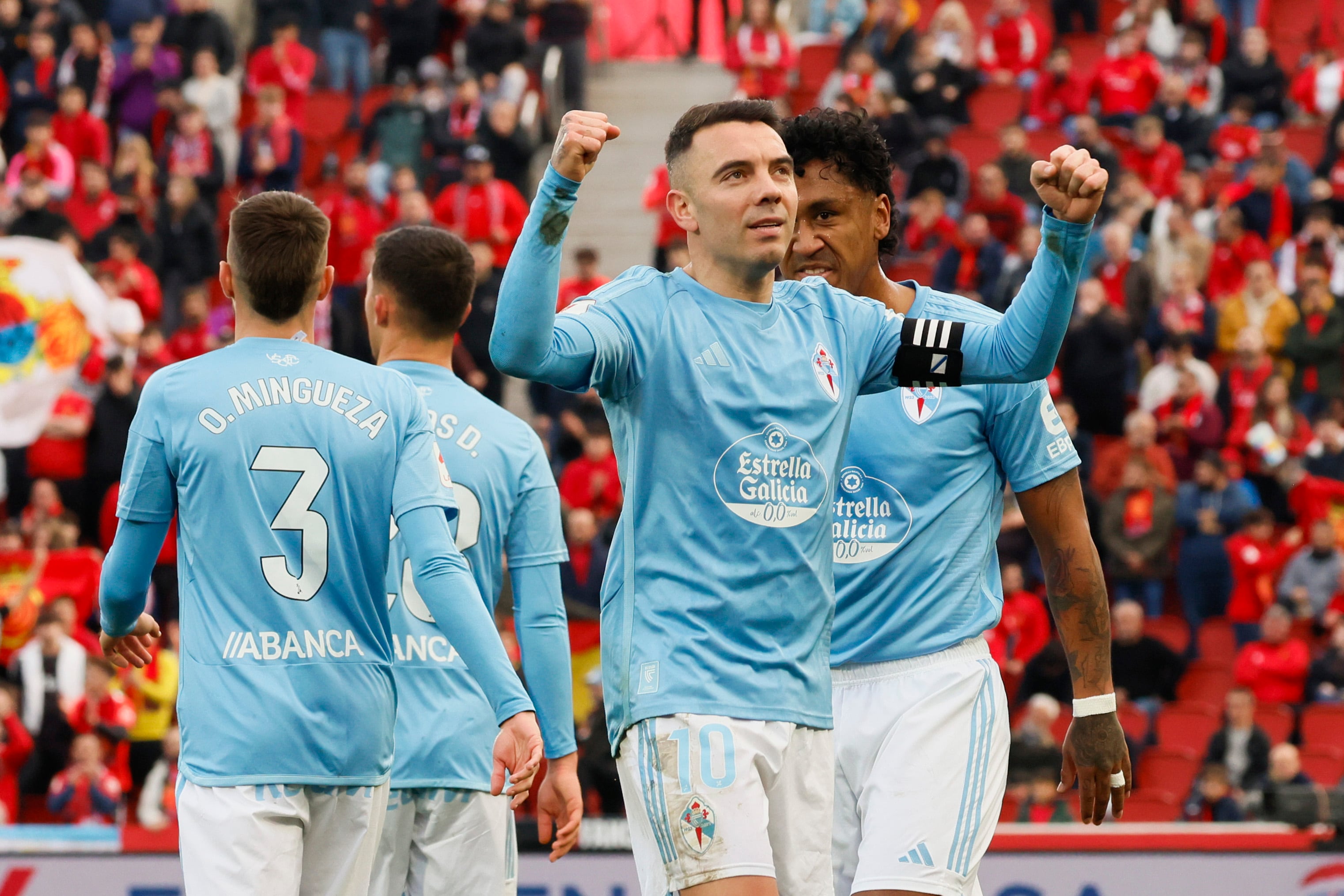 PALMA, 13/01/2024.- El delantero del Celta Iago Aspas (2d) celebra el primer gol de su equipo durante el partido de LaLiga entre el Mallorca y el Celta que se disputa este sábado en el estadio de Son Moix. EFE/CATI CLADERA
