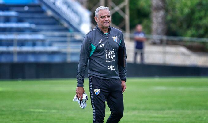 El técnico del Málaga Sergio Pellicer, en el entrenamiento previo al partido de Copa contra el Barakaldo