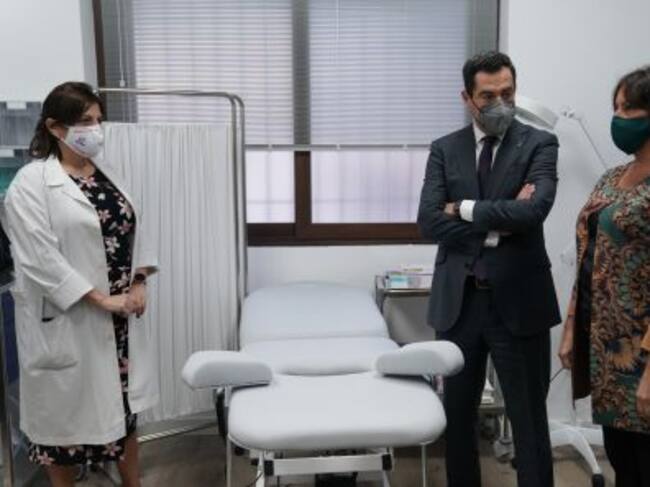 Presidente y Viceconsejera conversa con una profesional sanitaria del Consultorio