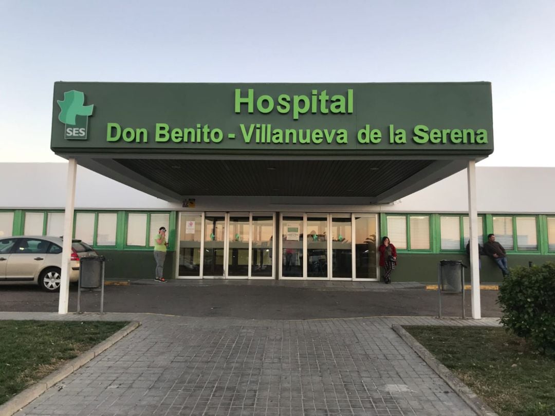 Fachada principal del hospital con el rótulo nuevo