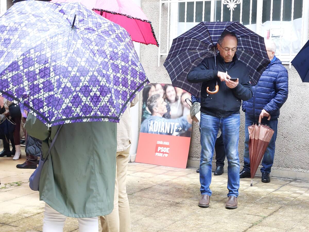 Doscientas personas respaldan a Pedro Sánchez ante el PSOE de A Coruña