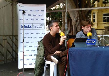 De izda a derecha: Agustín Garnés, cantaor flamenco y José Antonio Arnautse, compositor y guitarrista.