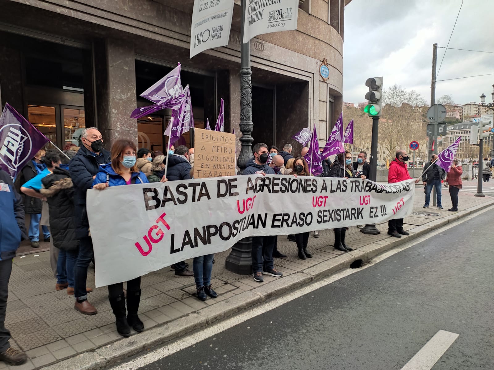 Medio centenar de personas han protestado esta mañana junto a la sede del metro