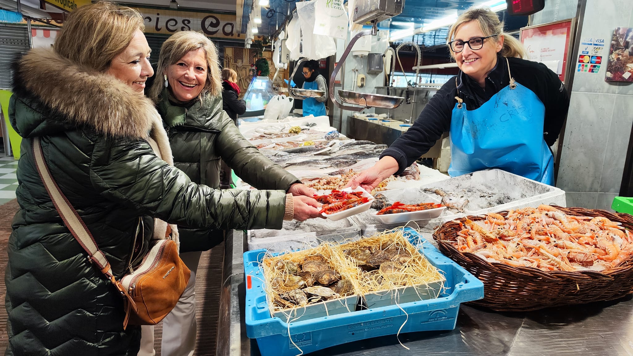 Les gambes rojes de Huelva, el llamàntol, les ostres... seran alguns dels productes, com els que podem veure en la peixateria Jaume Sòria del Mercat de Fleming, que més es vendran per als àpats d'aquest Nadal.