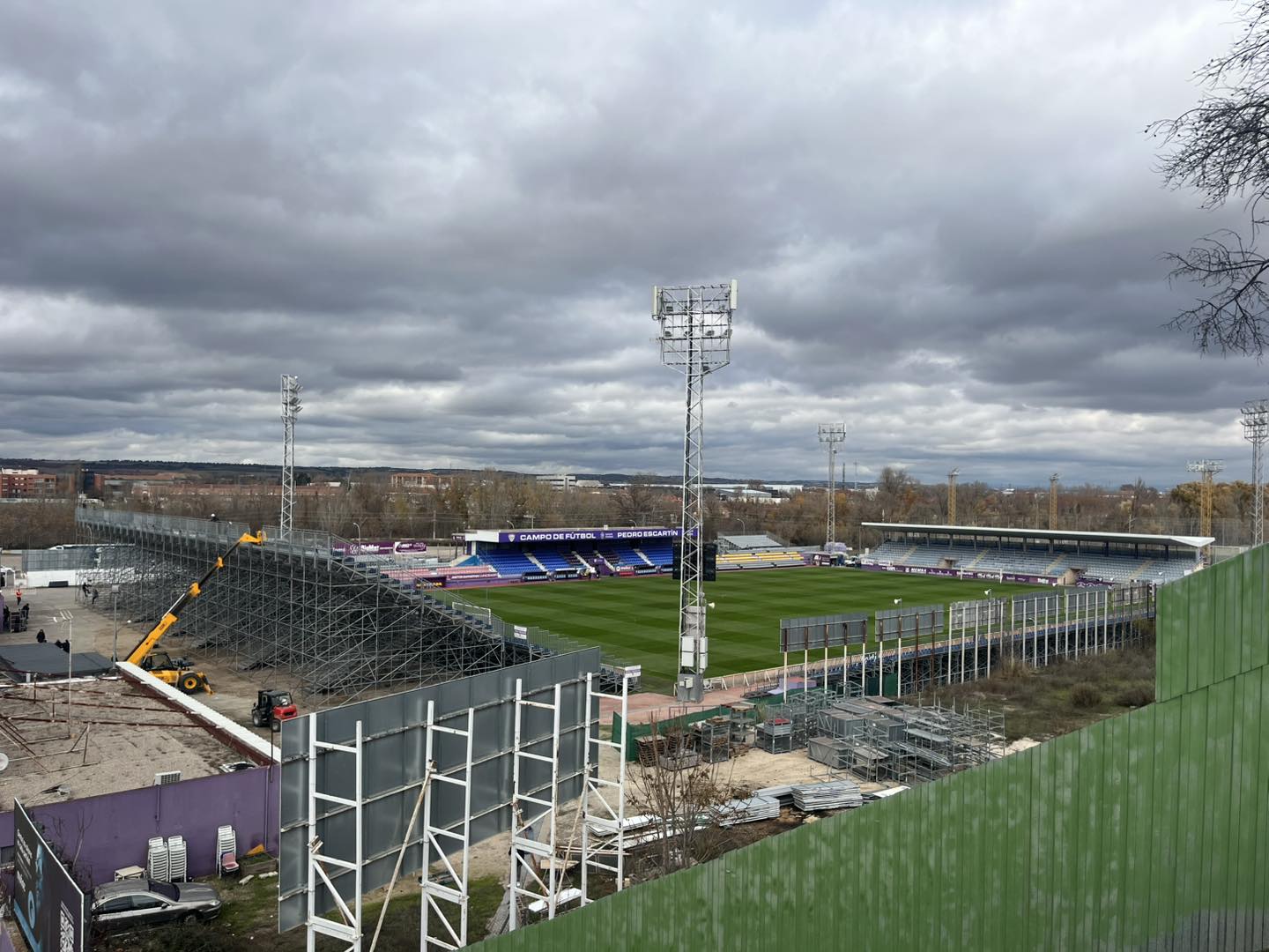 Montaje de una de las gradas supletorias