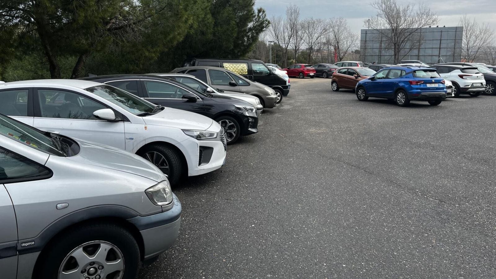 Imagen de archivo de algunos vehículos aparcados en Toletum