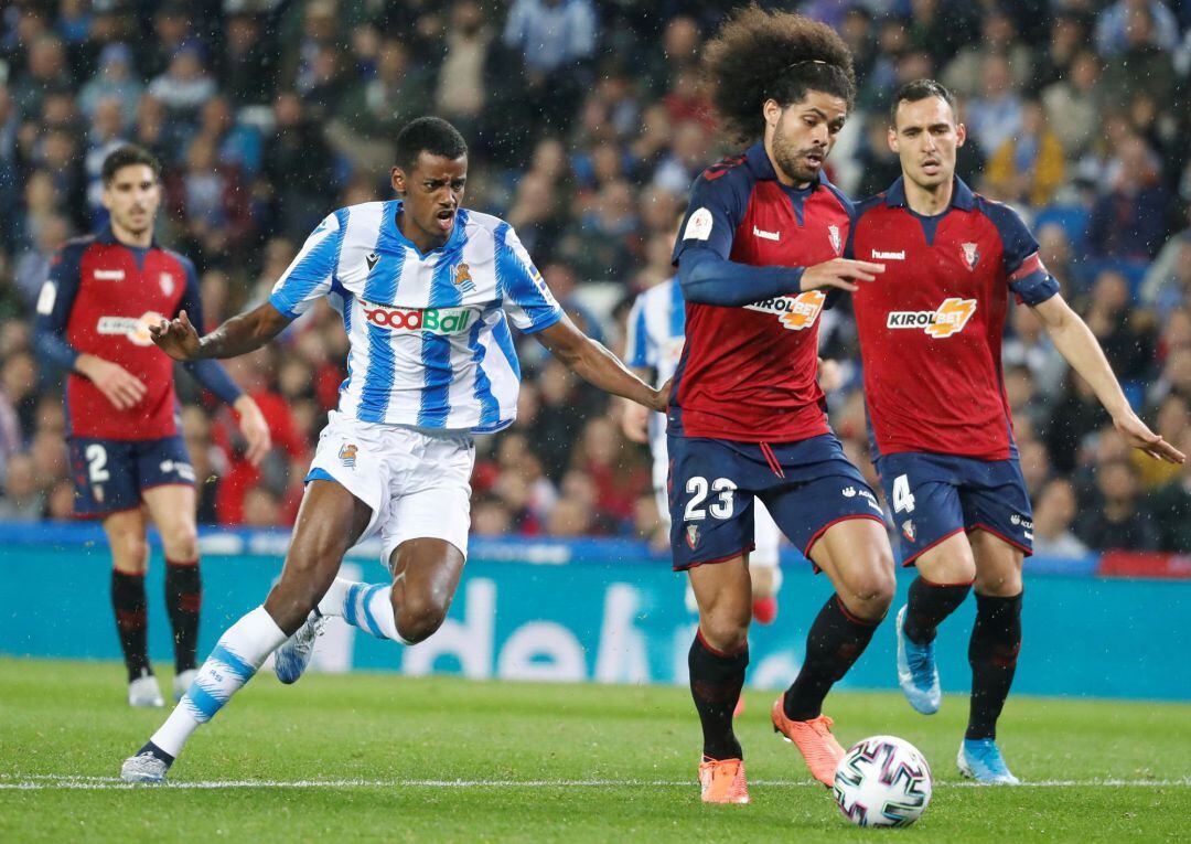 Isak pelea por un balón con el rojillo Aridane