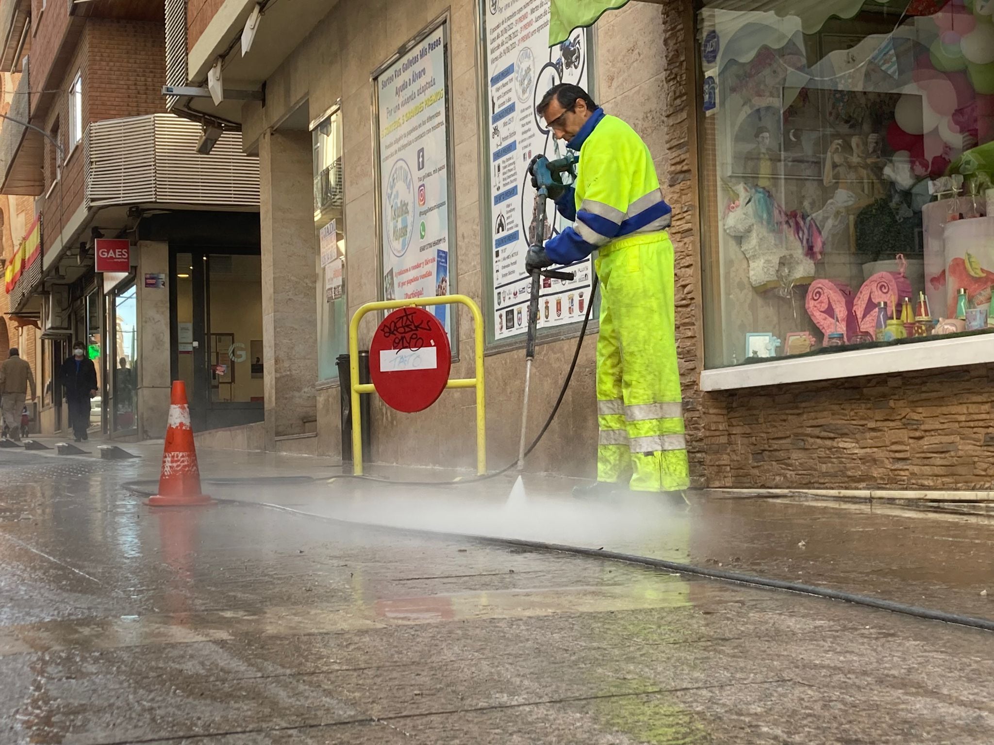 Uno de los operarios del servicio de limpieza de Valdepeñas eliminando los restos de cera, tras la celebración de las procesiones de Semana Santa