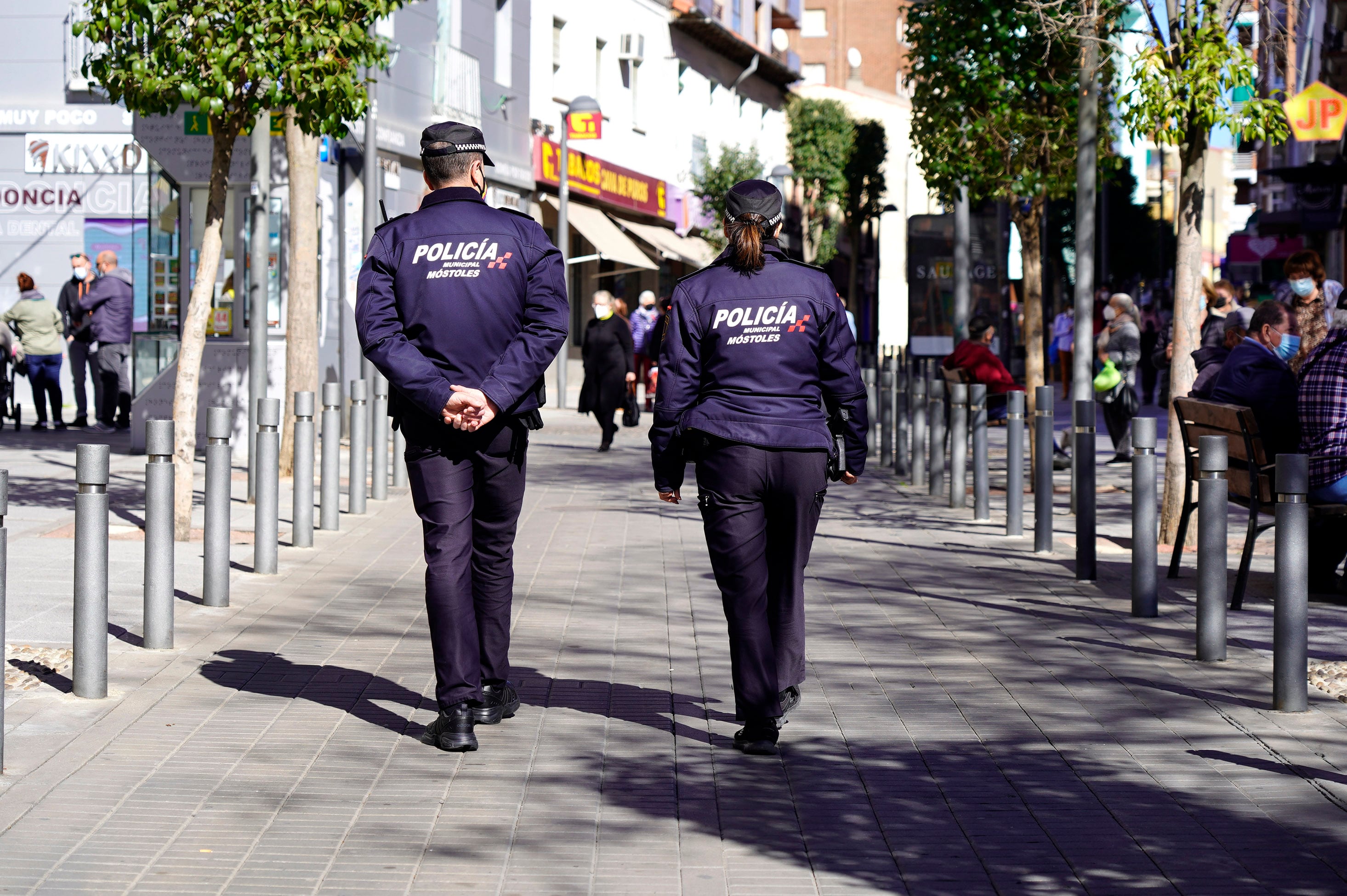 Agentes de la Policía Municipal de Móstoles patrullando por la ciudad