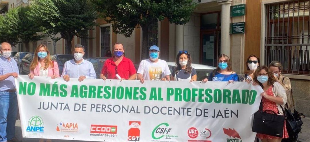 Representantes de la Junta de Personal Docente de Jaén se manifiesta ante la Delegación de Educación.