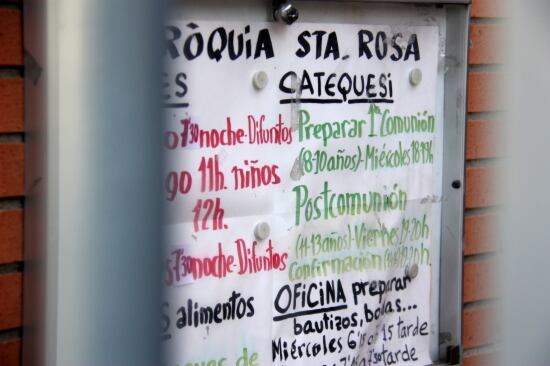 Cartell sobre els horaris de catequesi de la Parròquia de Santa Rosa on s'haurien produït suposadament els presumptes abusos