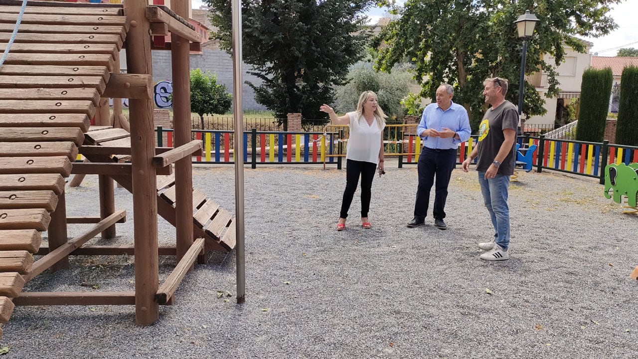 Visita del alcalde de Huétor Vega (Granada), Mario del Paso, a la Plaza de la Acequia que va a ser reformada