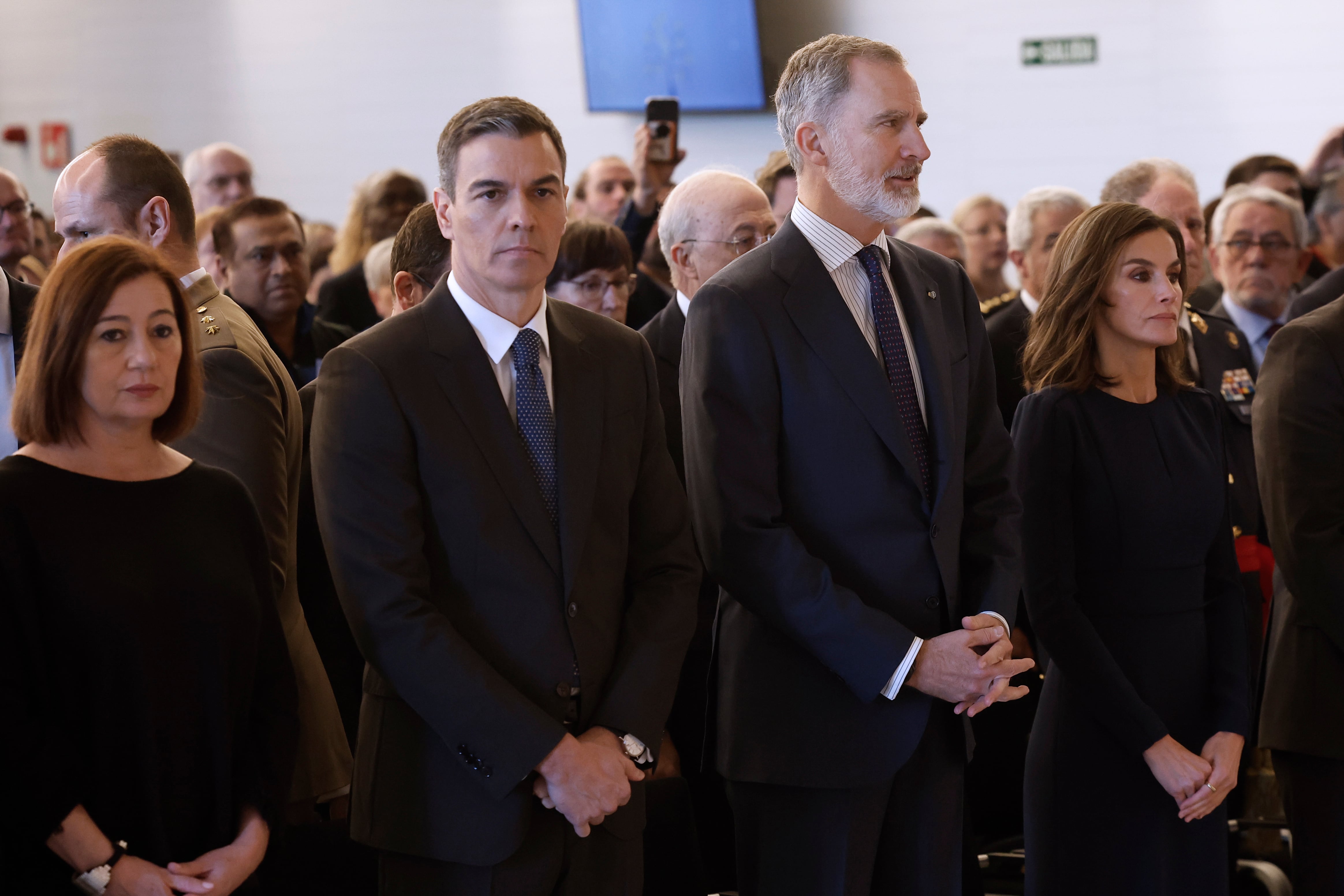 Los reyes de España, Felipe VI y Letizia, acompañados por el presidente del Gobierno, Pedro Sánchez (2i), y la presidenta del Congreso de los Diputados, Francina Armengol (i), asisten al acto conmemorativo del Día Europeo de las Víctimas del Terrorismo