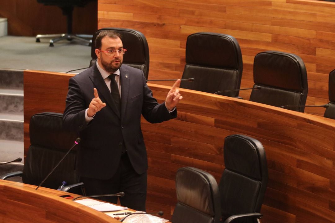 Adrián Barbón interviniendo en el turno de preguntas al presidente en el Pleno de la Junta General