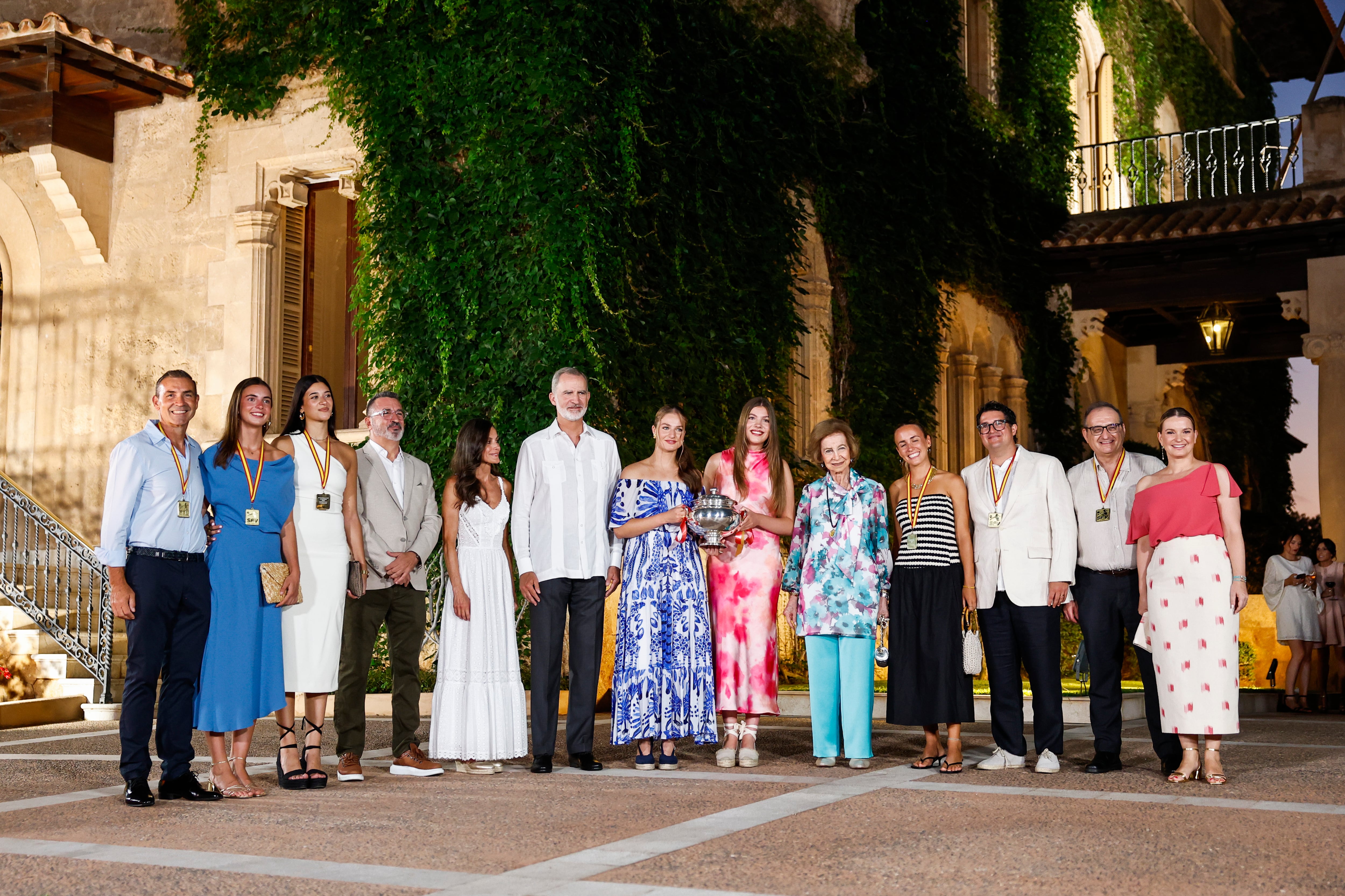 La Família Reial amb la delegació de l'Avarca de Menorca a la recepció de Marivent.