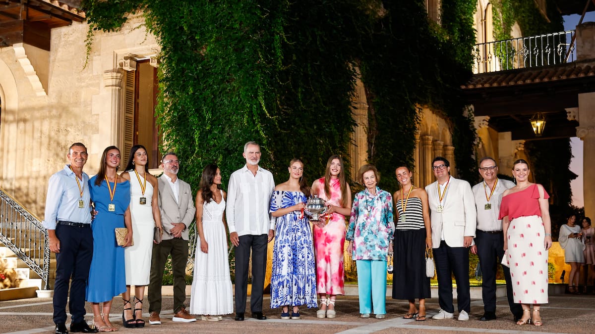 L'Avarca presenta la Copa de la Reina a Donya Leticia