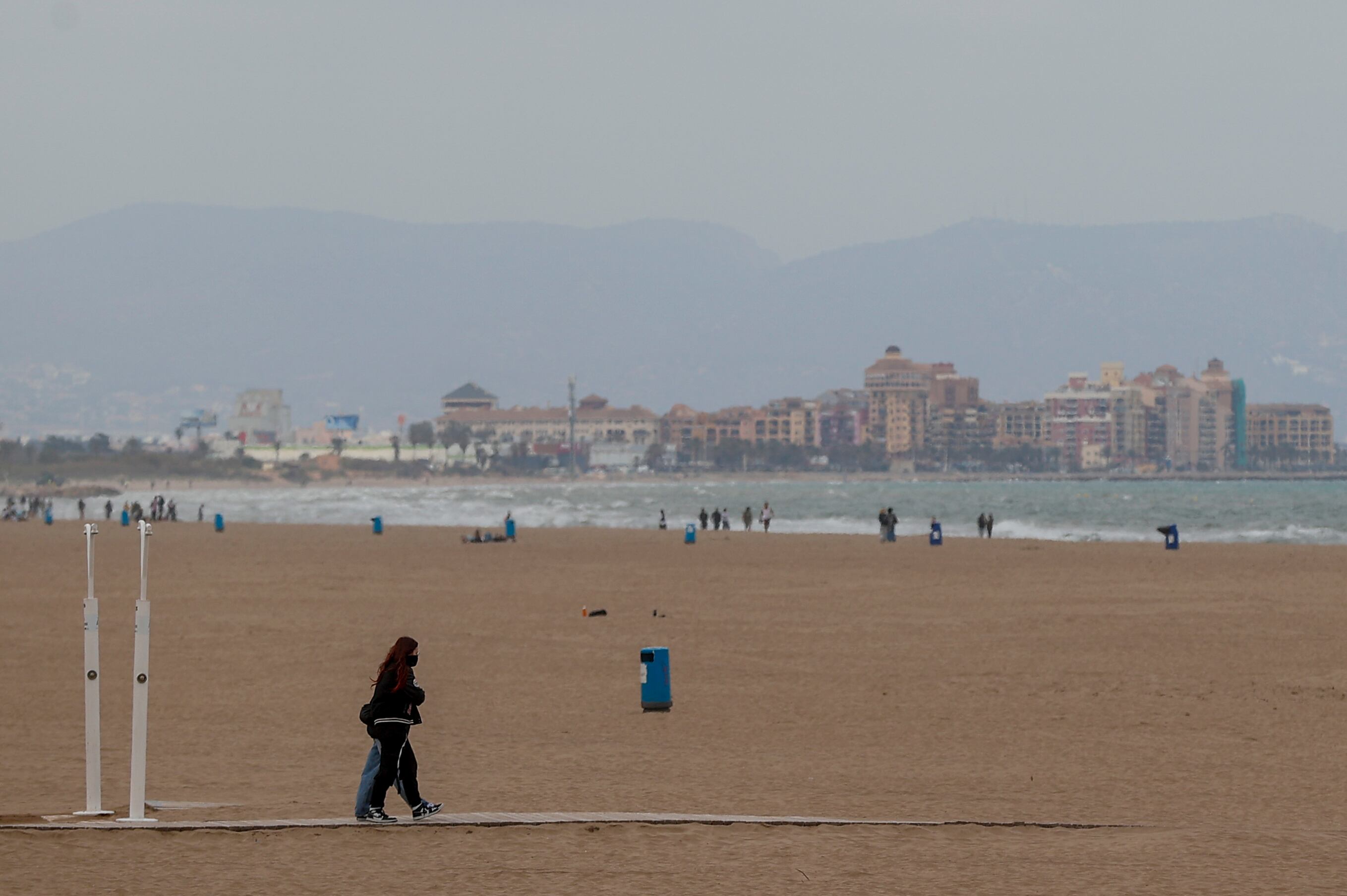 GRAFCVA7076. VALENCIA, 10/04/2025.- Vista general de la playa de la Malvarrosa durante este jueves en el que la Comunitat Valenciana registrará intervalos de nubes bajas, sin descartar precipitaciones débiles y aisladas en el prelitoral norte de Castellón, en el sur de Valencia y en el norte de Alicante, las temperaturas mínimas apenas variarán y las máximas sufrirán un descenso, según la Agencia Estatal de Meteorología (Aemet). EFE/Manuel Bruque