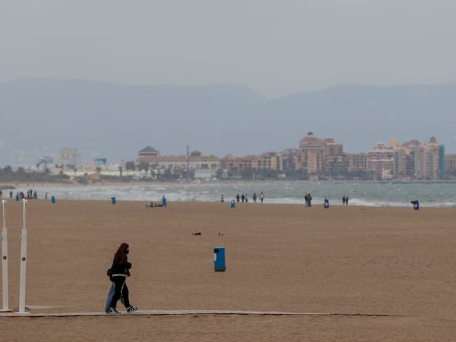 GRAFCVA7076. VALENCIA, 10/04/2025.- Vista general de la playa de la Malvarrosa durante este jueves en el que la Comunitat Valenciana registrará intervalos de nubes bajas, sin descartar precipitaciones débiles y aisladas en el prelitoral norte de Castellón, en el sur de Valencia y en el norte de Alicante, las temperaturas mínimas apenas variarán y las máximas sufrirán un descenso, según la Agencia Estatal de Meteorología (Aemet). EFE/Manuel Bruque
