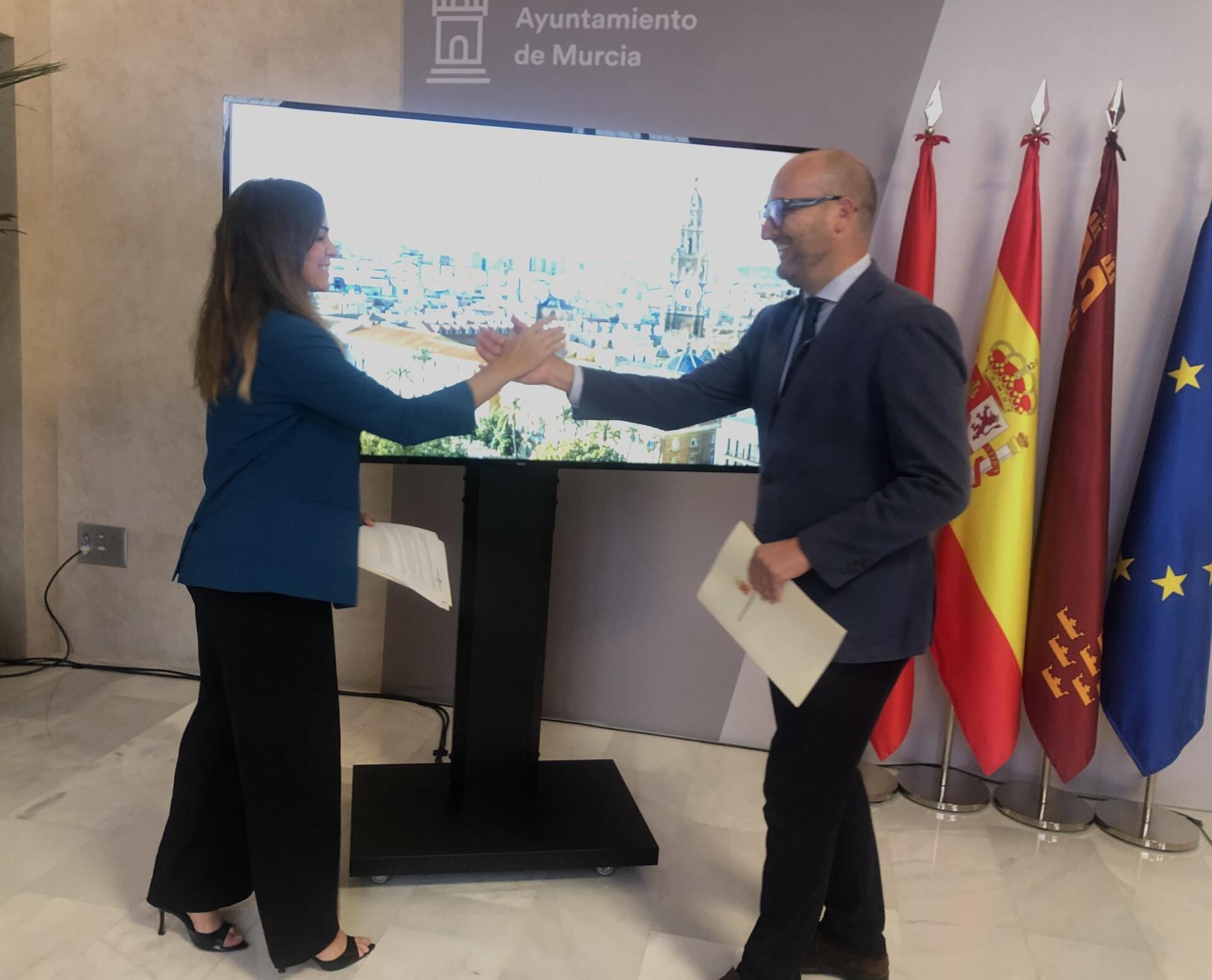 La portavoz del equipo de Gobierno del Ayuntamiento de Murcia, Rebeca Pérez; y el concejal concejal de Movilidad, Gestión Económica y Contratación, José Francisco Muñoz informan del acuerdo de Presupuestos municipal de 2026