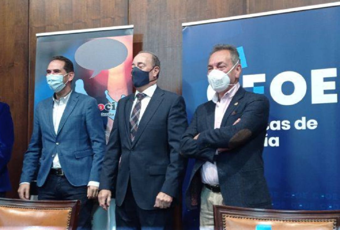 De izquierda a derecha, Mario Simón, alcalde de Palencia, José Ignacio Carrasco, presidente de CEOE Palencia y Urbano Revilla concejal de desarrollo económico del Ayuntamiento de Palencia