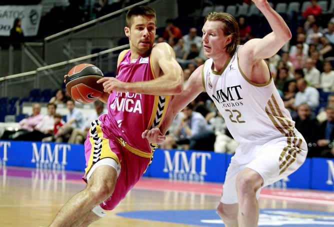 El escolta serbio de Banca Cívica, Milenko Tepic (i), penetra a canasta ante la defensa del alero norteamericano Kyle Singler, del Real Madrid